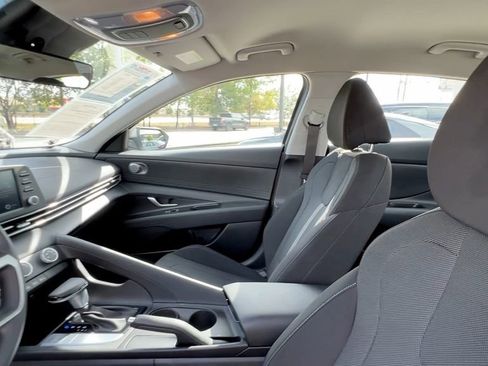 Certified 2025 Hyundai Elantra SE image 33