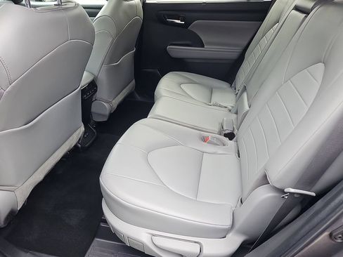 Used 2022 Toyota Highlander XLE AWD/4WD image 29