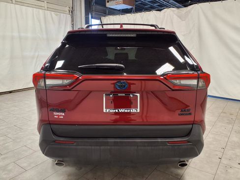 Used 2021 Toyota RAV4 XLE w/ Convenience Package image 8