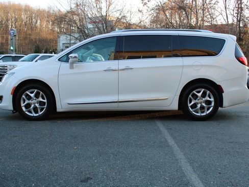 Used 2020 Chrysler Pacifica Limited image 26