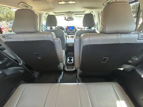 Used 2023 Toyota Highlander XLE FWD image 16