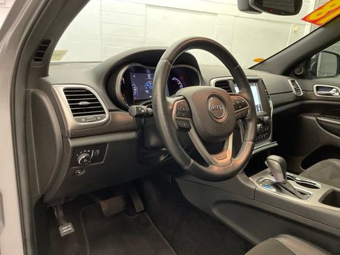 Used 2018 Jeep Grand Cherokee Altitude RWD image 19