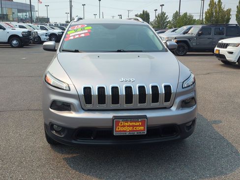 Used 2018 Jeep Cherokee Latitude w/ Safety Group AWD/4WD image 2