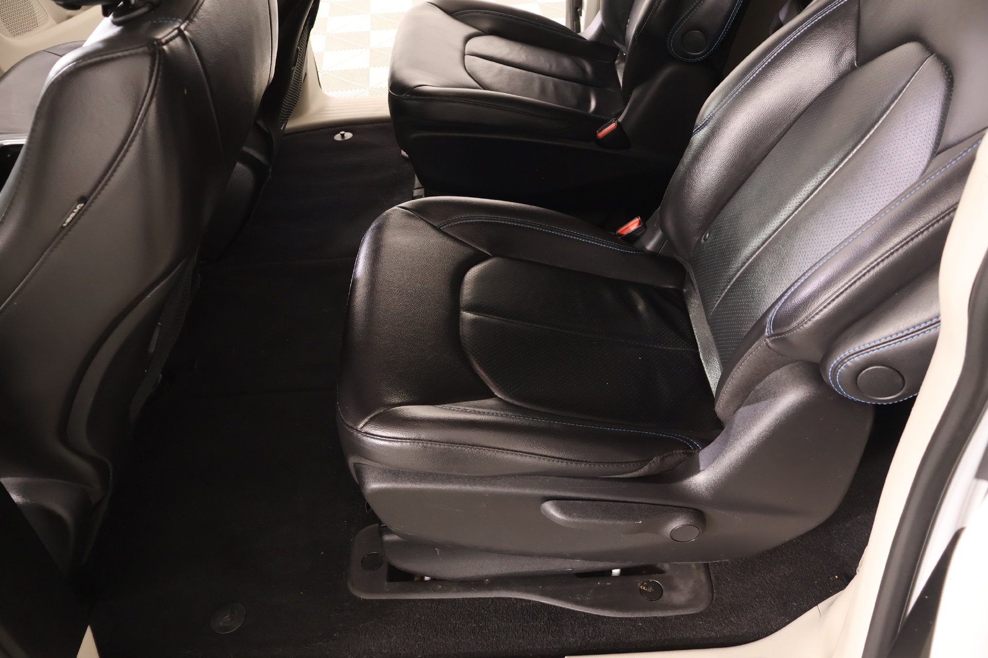 Used 2021 Chrysler Pacifica Touring-L FWD image 13