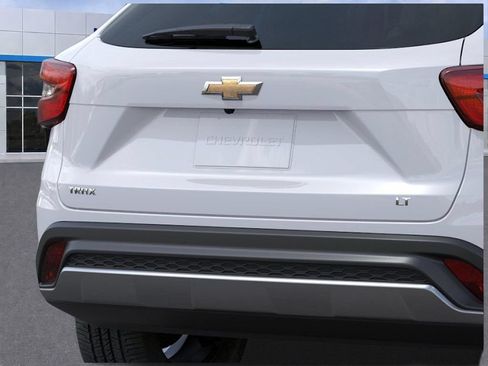 New 2026 Chevrolet Trax LT w/ LT Convenience Package FWD image 14