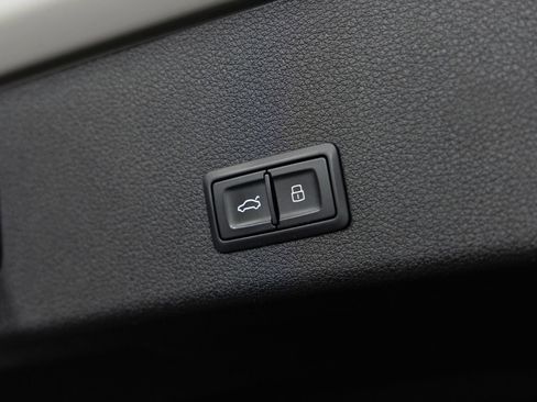 Used 2021 Audi e-tron Premium w/ Convenience Plus Package image 19