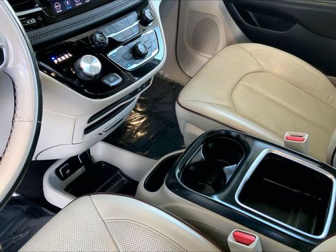 Used 2019 Chrysler Pacifica Limited image 17