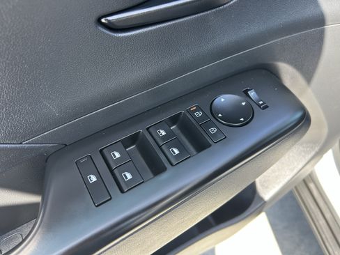 Used 2025 Hyundai Kona SEL FWD image 18