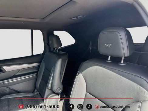 Used 2025 Buick Enclave Sport Touring w/ Power Package FWD image 26