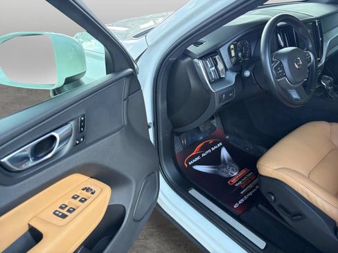 Used 2020 Volvo XC60 T5 Momentum w/ Protection Package AWD/4WD image 11