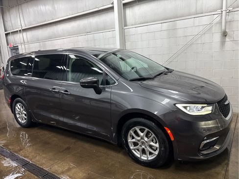 Used 2023 Chrysler Pacifica Touring-L image 2