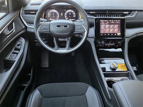 New 2025 Jeep Grand Cherokee Altitude image 11