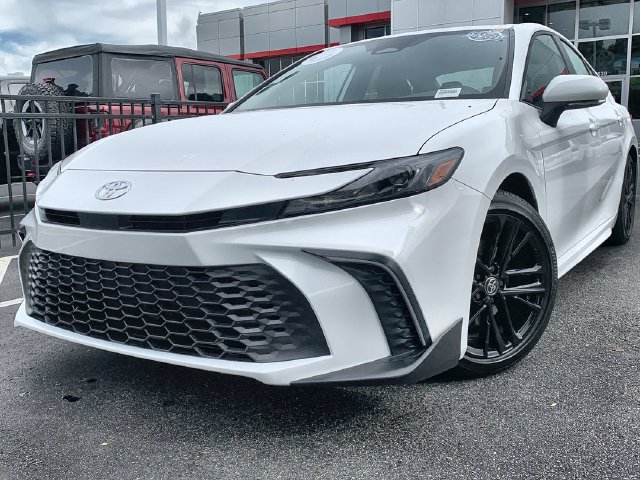 Used 2026 Toyota Camry SE FWD image 1