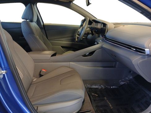Used 2025 Hyundai Elantra SEL image 15