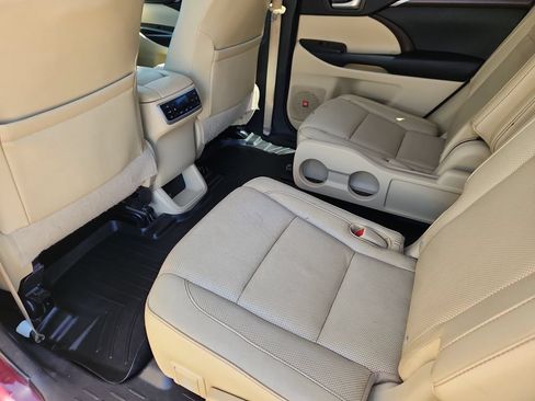 Used 2015 Toyota Highlander Limited Platinum AWD/4WD image 10