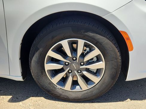 Used 2024 Chrysler Pacifica Limited FWD image 6