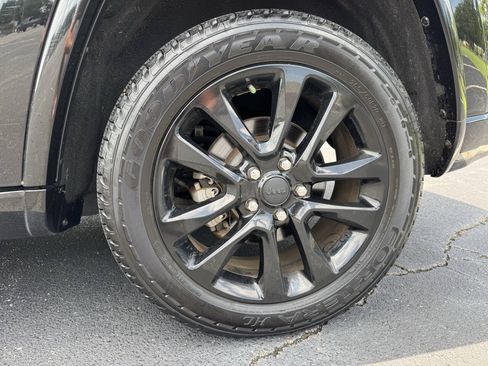 Used 2017 Jeep Grand Cherokee Altitude RWD image 30