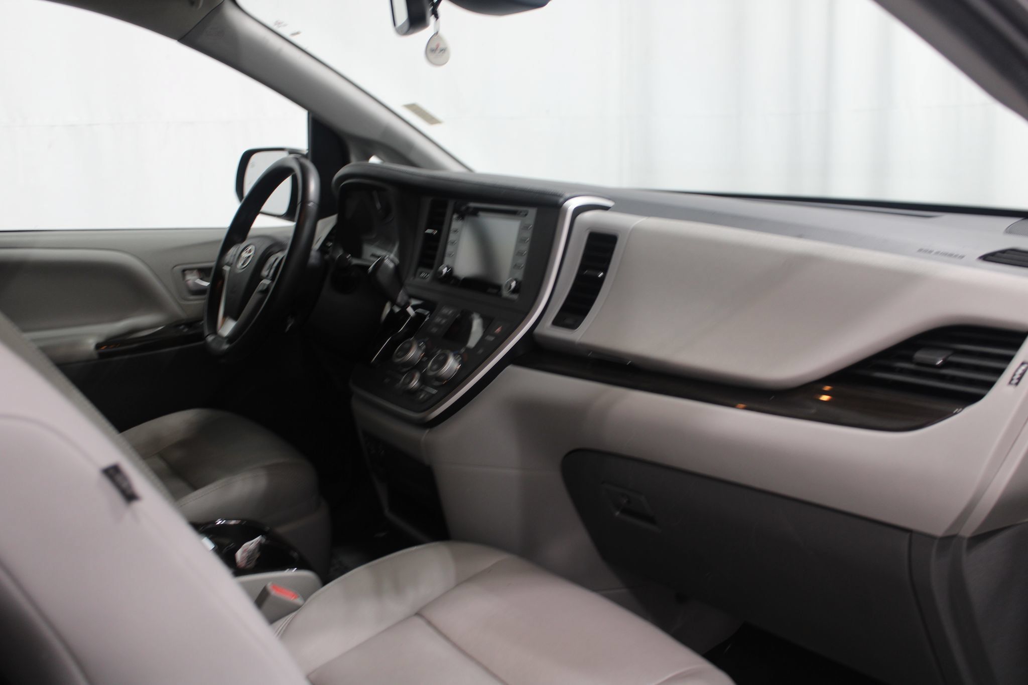 Used 2020 Toyota Sienna XLE w/ XLE Navigation Package FWD image 22