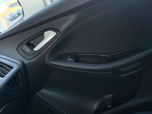 Used 2016 Ford Focus SE w/ SE Cold Weather Package image 35