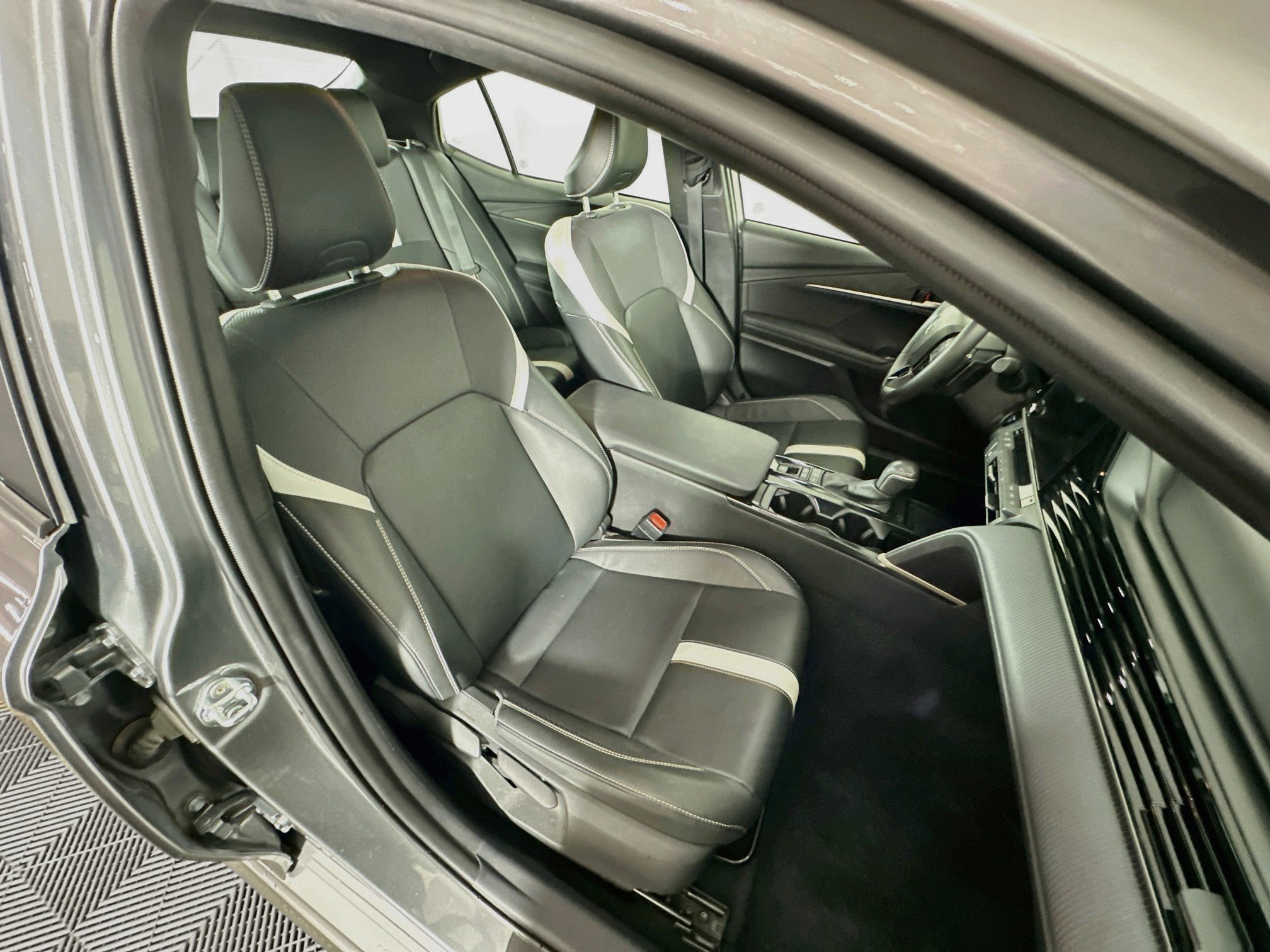 Used 2025 Toyota Camry SE FWD image 31