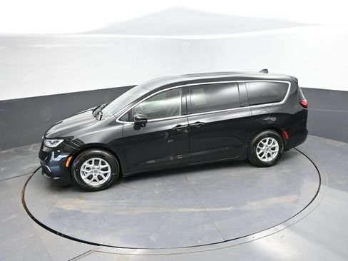 Used 2023 Chrysler Pacifica Touring-L FWD image 30
