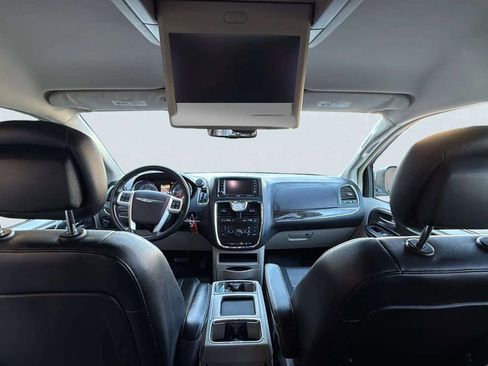 Used 2016 Chrysler Town & Country Touring image 9