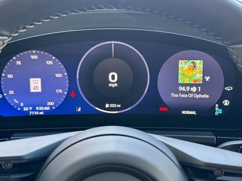 Certified 2025 Porsche Macan Electric image 31