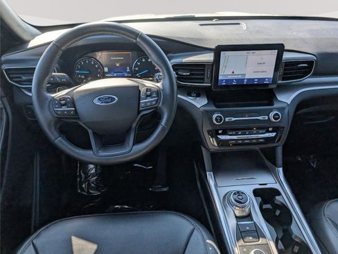 Used 2020 Ford Explorer XLT w/ Equipment Group 202A AWD/4WD image 18