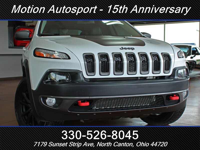 Used 2017 Jeep Cherokee Trailhawk w/ Cold Weather Group AWD/4WD image 43