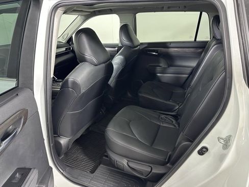 Used 2023 Toyota Highlander Platinum image 17