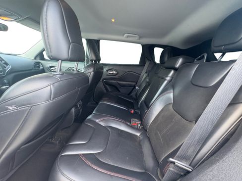 Used 2019 Jeep Cherokee Trailhawk image 5