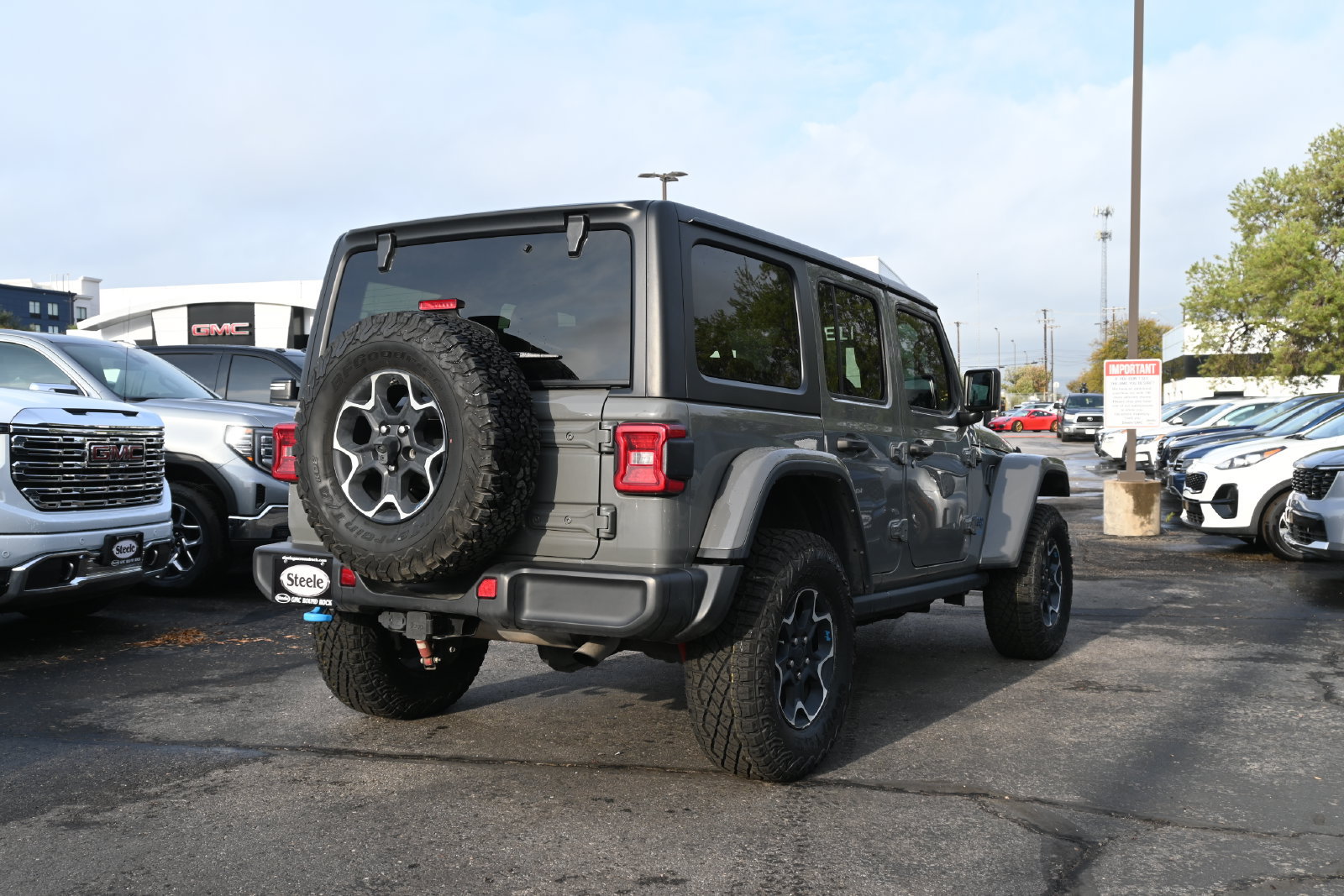 Used 2022 Jeep Wrangler Unlimited Rubicon 4xe w/ Cold Weather Group AWD/4WD image 5