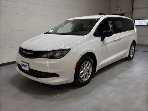 Used 2024 Chrysler Voyager LX image 40