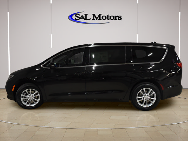 New 2026 Chrysler Pacifica Select AWD/4WD image 3