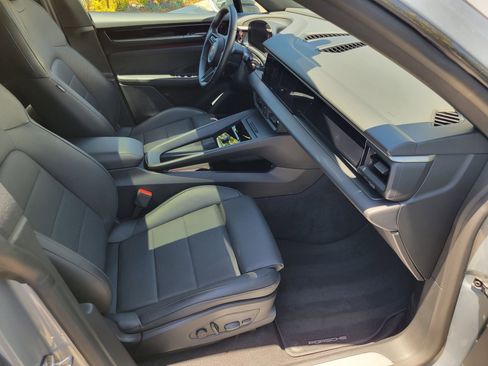 Used 2025 Porsche Macan Electric w/ Premium Package RWD image 28