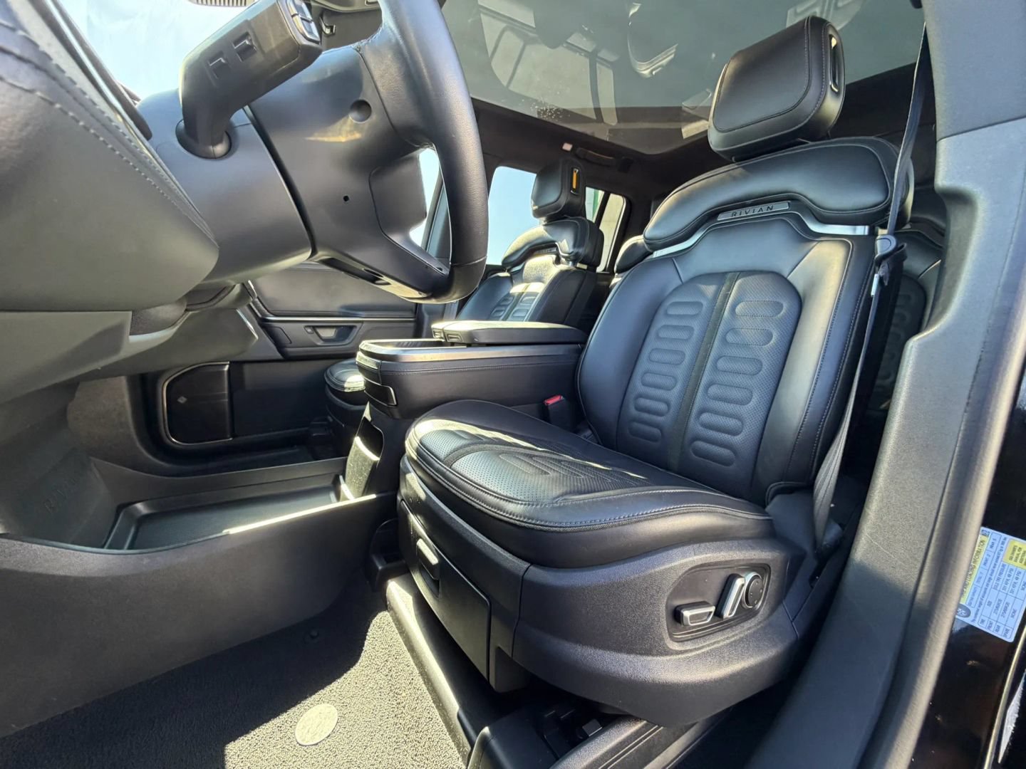 Used 2025 Rivian R1S Adventure Dual AWD/4WD image 28