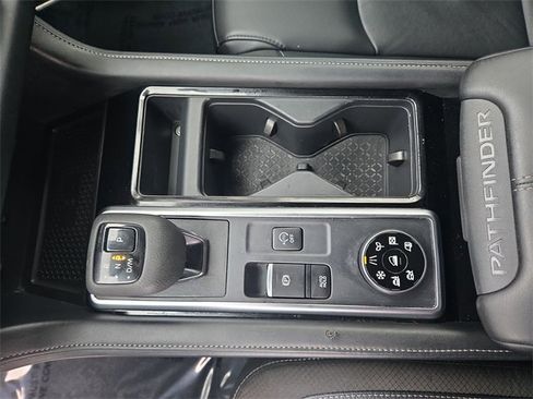 Certified 2025 Nissan Pathfinder SL image 21