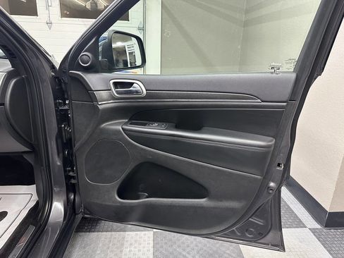 Used 2018 Jeep Grand Cherokee Limited image 30