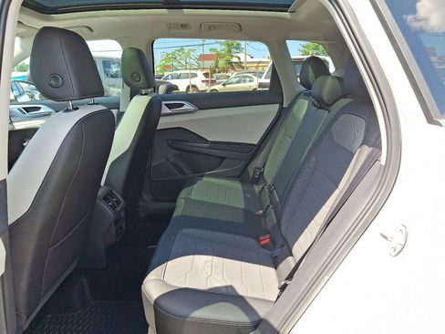 Used 2025 Volkswagen Taos SE image 19