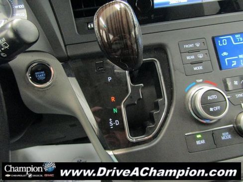 Used 2015 Toyota Sienna L image 33