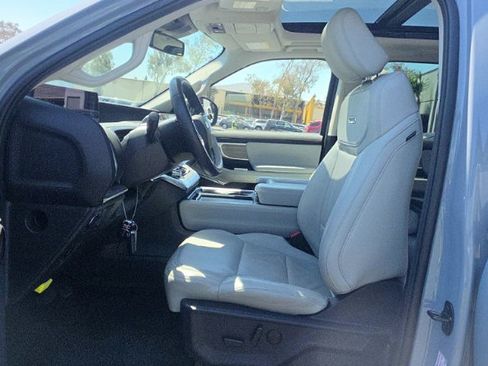 Used 2025 Ford Expedition Platinum w/ Driver's Package AWD/4WD image 9