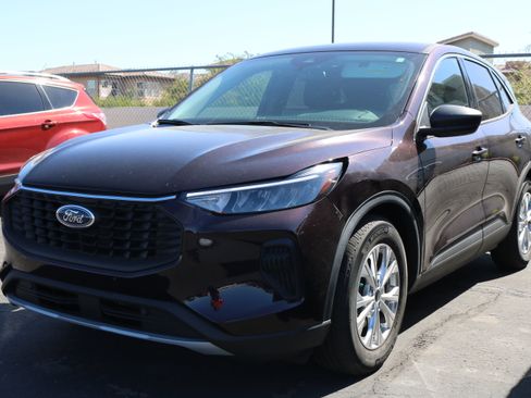 Used 2023 Ford Escape Active image 2