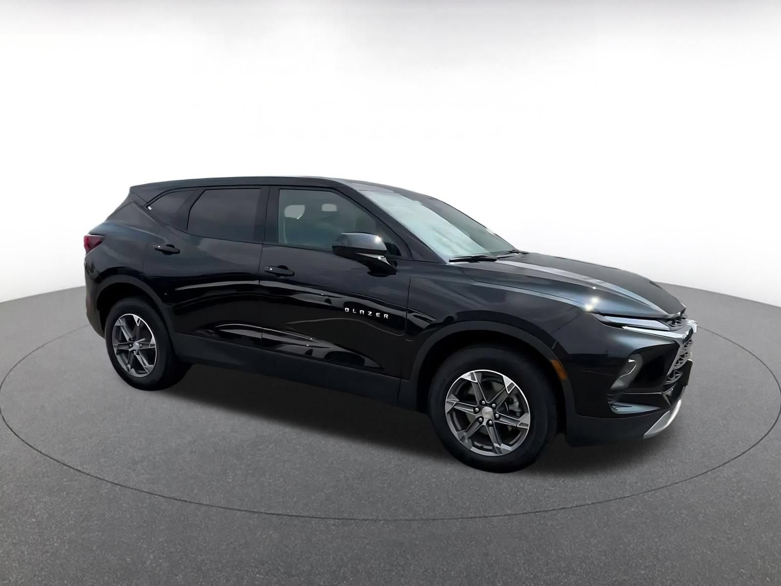 Used 2025 Chevrolet Blazer LT FWD image 2