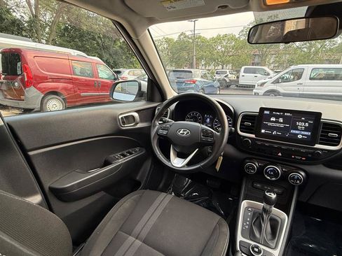 Used 2022 Hyundai Venue SEL FWD image 12