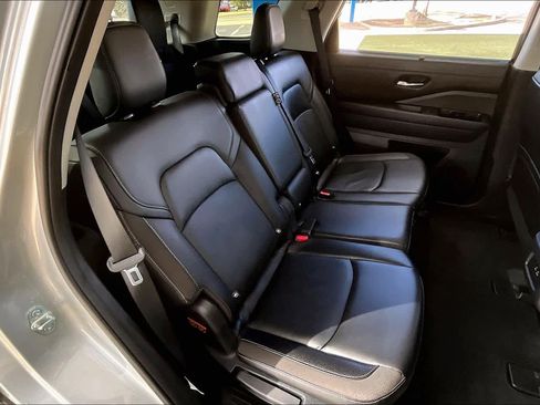 Used 2025 Nissan Pathfinder SL image 19