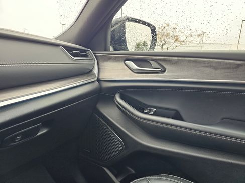 Used 2024 Jeep Grand Cherokee Overland image 25