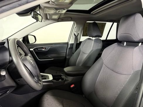 Used 2019 Toyota RAV4 XLE w/ Convenience Package FWD image 5