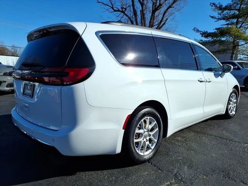 Used 2022 Chrysler Pacifica Touring-L image 3