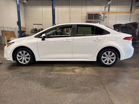 Used 2021 Toyota Corolla LE FWD image 3