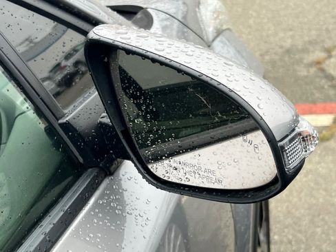 Used 2020 Toyota C-HR XLE FWD image 16